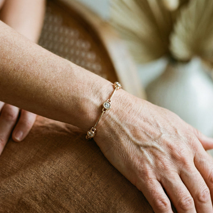 Elegantní Náramek se Zirkony ve Zlatu