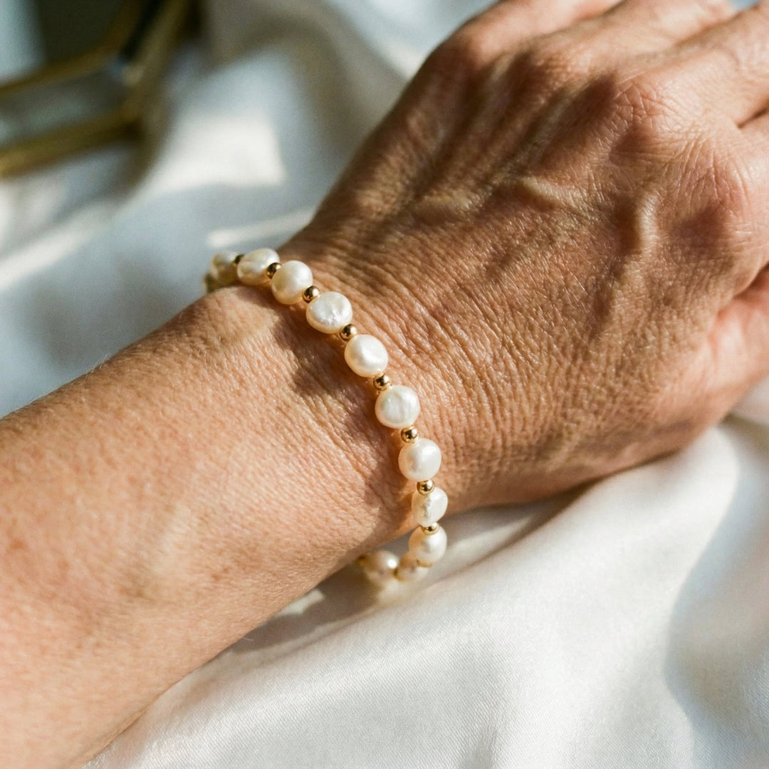 Vintage bílá náramek s perlami a zlatem