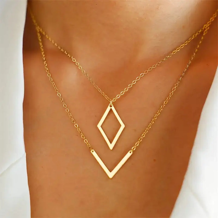 Elegantní náhrdelník s geometrickým přívěskem ve tvaru V